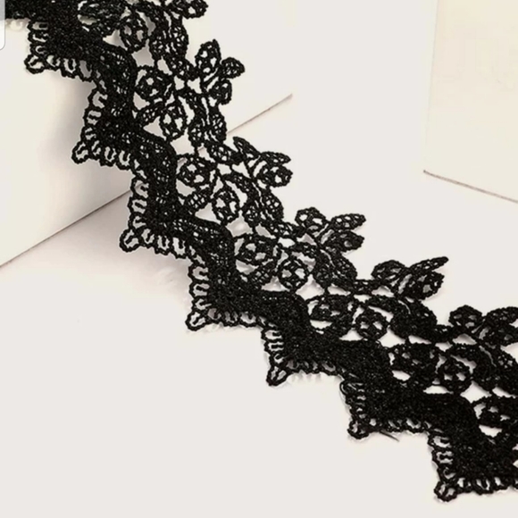*Harmony* Lace Choker - Picture 2 of 5
